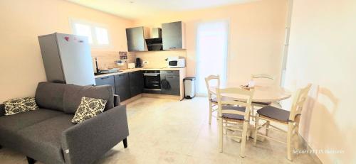 LE BARCARES - logement "Embrun" climatisé 2 chambres avec terrasse - plage, village de Noëlet commerces à pied - parking - 4 personnes - chien accepté