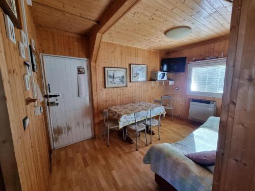 a dining room with a table in a cabin at Bungalow Tirolese in Molina di Ledro