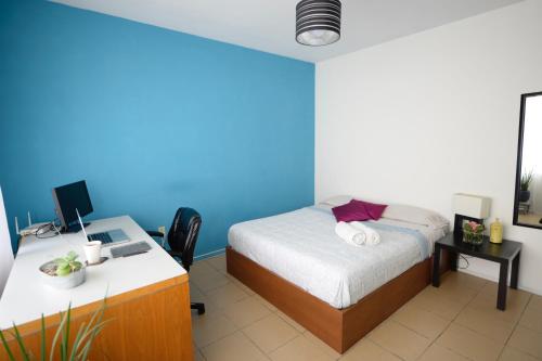 1 dormitorio con 1 cama y escritorio con ordenador en Apartment Cozy room, en Ciudad de México