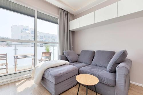 Stylish & Modern Apartment with Parking and Balcony by Noclegi Renters