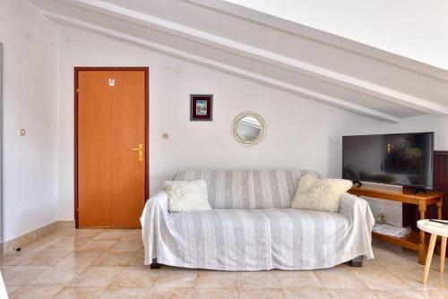 Lovely apartment Tina with balcony