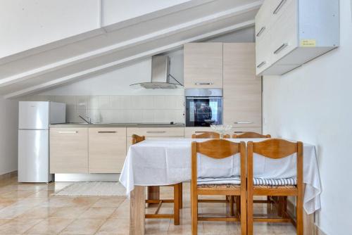 Lovely apartment Tina with balcony