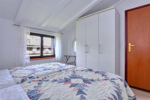 Lovely apartment Tina with balcony