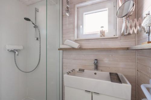 a bathroom with a sink and a shower at Hausboot "Mien Schipp" mit Sonnendeck im Yachthafen in Fehmarn