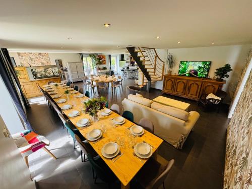 ein langer Holztisch in einem Wohnzimmer in der Unterkunft La Maison de Benjamin in La Chapelle-Saint-Aubert