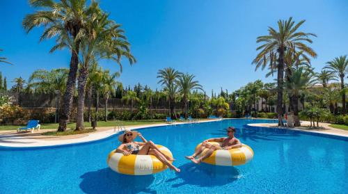 VACATION MARBELLA I Private HEATED Swimming pool, Walking distance to Puerto Banus, Security 24-7, BBQ, Pool Table, WiFi