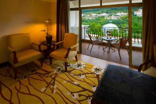 فندق ذا فينيكس سيتي في Zengcheng: غرفة معيشة مع كرسيين وطاولة