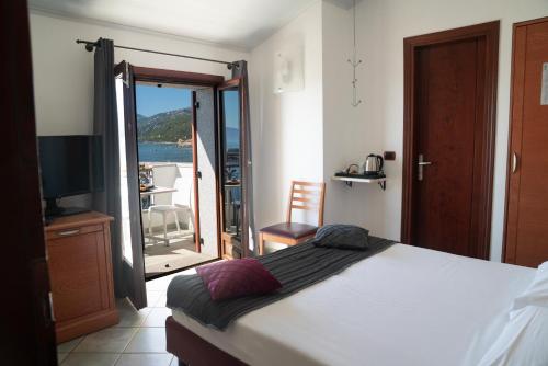 a bedroom with a bed and a view of the ocean at Il Nuovo Gabbiano in Cala Gonone
