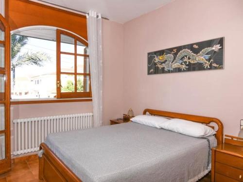 a bedroom with a bed and a window at Villa Maite in Roda de Bará