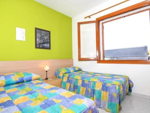 a bedroom with two beds and a window at Enric Borras in Roda de Bará