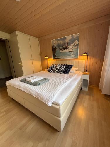 a bedroom with a large white bed in a room at Lake Park Apartment in Interlaken
