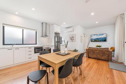 a kitchen and dining room with a table and chairs at Gorgeous 3-Bed House with Spacious Shared Backyard in Carnegie