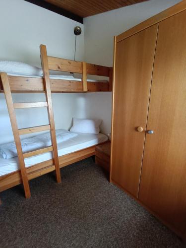 a bedroom with two bunk beds and a closet at Ferienhaus Katzenbuckelblick in Waldbrunn