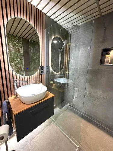 a bathroom with a sink and a shower at VILLA SA CALMA in Zaragoza
