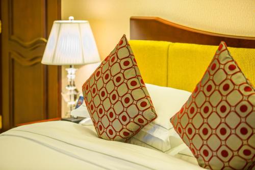 Ein Bett oder Betten in einem Zimmer der Unterkunft Guangzhou Phoenix City Hotel