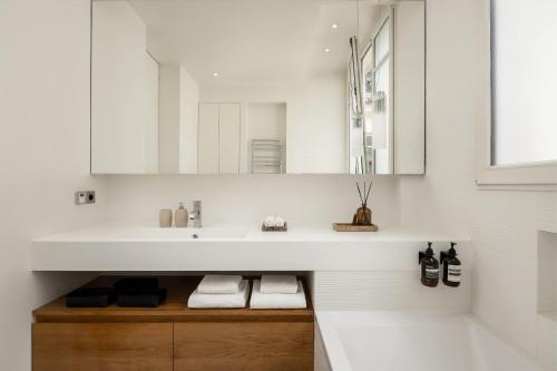 Classy Montaigne 2BR Suite 7P