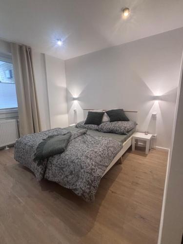 a bedroom with a large bed and a window at Zentrale City Apartments in Oldenburg
