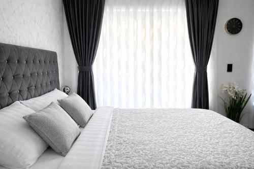 Serenity Luxe studio - King bed, Free parking garage