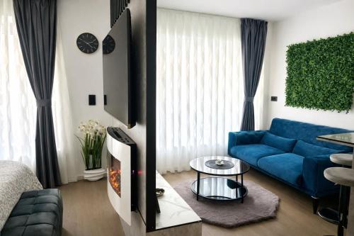 Serenity Luxe studio - King bed, Free parking garage
