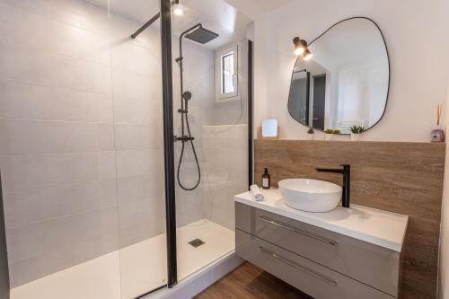 a bathroom with a sink and a shower at Nouveau - Horizons - Vue mer in Saint-Nazaire