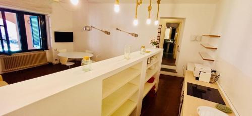a white room with a counter and a sink at Renzo in Bellagio