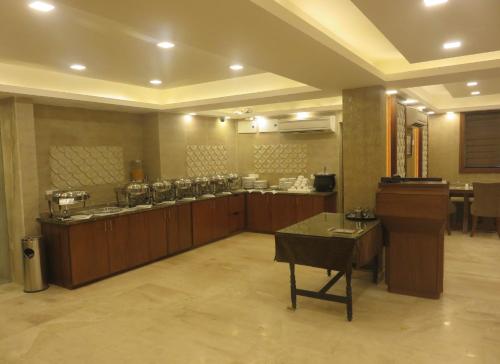 ein großes Zimmer mit einer Stesteryasteryasteryasteryasteryasteryasteryasteryasteryasteryasteryasteryasteryasterhin in der Unterkunft Clarks inn srinagar in Srinagar