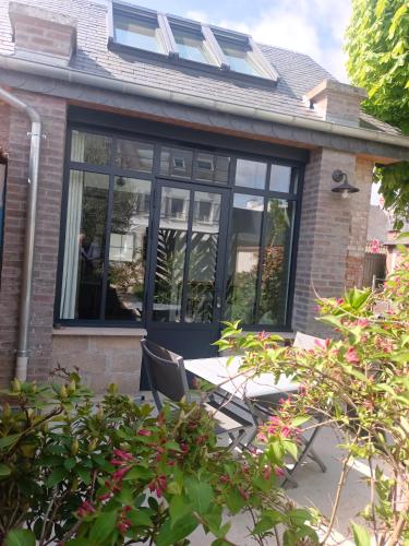 a conservatory with glass doors on a house at L'atelier Maillot in Évreux