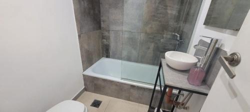 a bathroom with a shower and a sink and a toilet at DEPARTAMENTO moderno en Martinez cerca de clinicas y oficinas con WIFI y AA ideal para parejas y o viajes de trabajo in Martínez