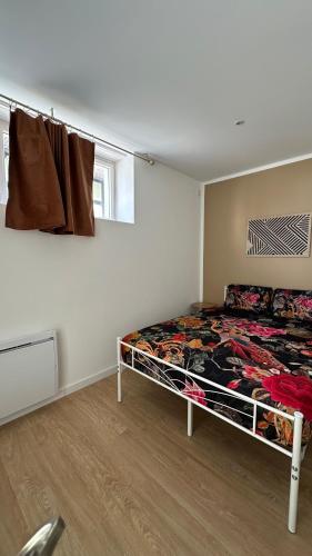 a bedroom with a bed in a room at Chambres mimi deni in Hésingue