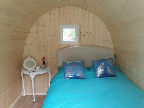 a bedroom with a bed in a small room at Daisy in Battle