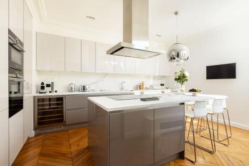 Montaigne Collection V 4BR 8PPL Duplex