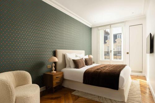 Montaigne Collection V 4BR 8PPL Duplex