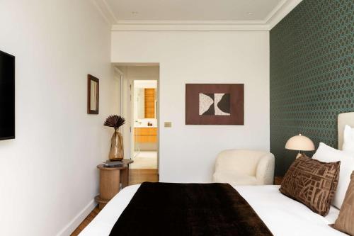 Montaigne Collection V 4BR 8PPL Duplex