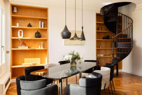 Montaigne Collection V 4BR 8PPL Duplex
