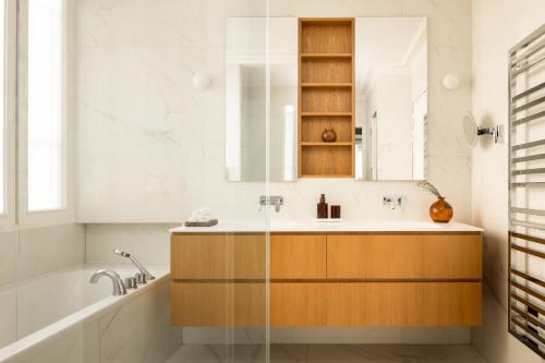 Montaigne Collection V 4BR 8PPL Duplex
