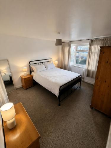 a bedroom with a large bed and a window at Westbrook Spacious 3 Bed in Exeter in Pinhoe