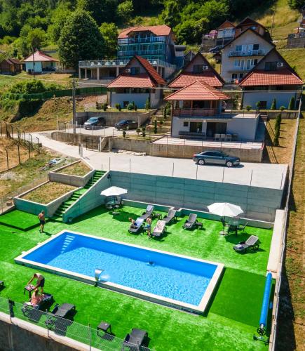 an overhead view of a swimming pool with chairs and a house at Apartmani Maja in Rastište