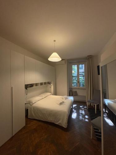 Charming Two-Room Apartment, Just a Short Walk from the M1 and M2 Cadorna Subway Stations