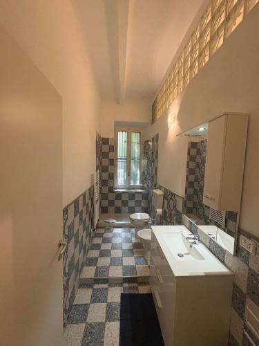 Charming Two-Room Apartment, Just a Short Walk from the M1 and M2 Cadorna Subway Stations