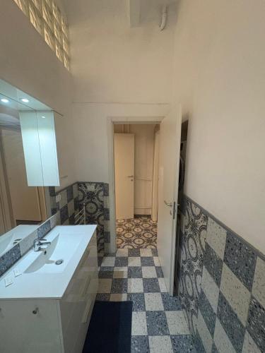 Charming Two-Room Apartment, Just a Short Walk from the M1 and M2 Cadorna Subway Stations