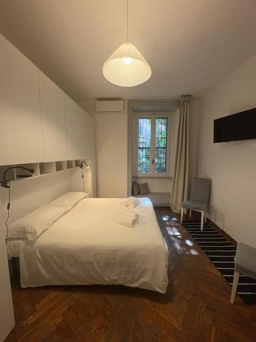 Charming Two-Room Apartment, Just a Short Walk from the M1 and M2 Cadorna Subway Stations