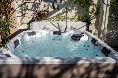 a hot tub in the middle of a yard at Villino Ca' Bianca, vicino ad Alba, NO ZANZARE, accessibile e con sollevatori aerei in Monteu Roero