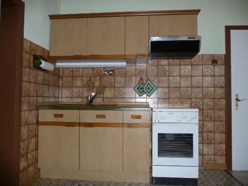 a kitchen with a white stove and a sink at Ferienwohnung Wassergartenparadies in Harsdorf