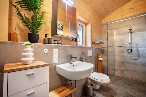 a bathroom with a sink and a toilet and a shower at Ferien Bei Mari in Schwangau