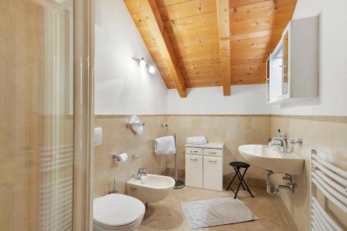 ein Badezimmer mit Toilette und Waschbecken in der Unterkunft Ciablun in Wengen