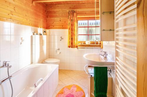 a bathroom with a tub and a sink and a toilet at Emslandstube in Walchum