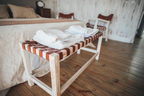 a table with towels on top of a bed at Posada Las Aguas in Gualeguaychú