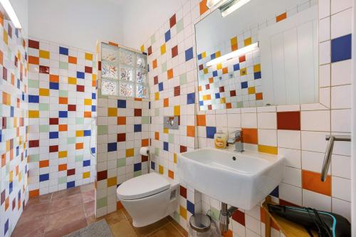 a bathroom with a toilet and a sink at Amado Properties in Carrapateira