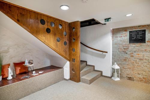 a room with a staircase and a brick wall at Stadtzimmer Im Entenmoos in Bad Waldsee