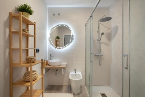 a bathroom with a shower and a toilet and a sink at Apartamento Avenida Marítima in Candelaria